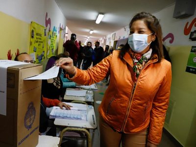 ELECCIONES 2021: con gran expectativa, votó Arabela Carreras
