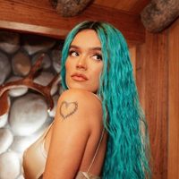 Impactantes imágenes: Karol G sufrió una estrepitosa caída en pleno concierto