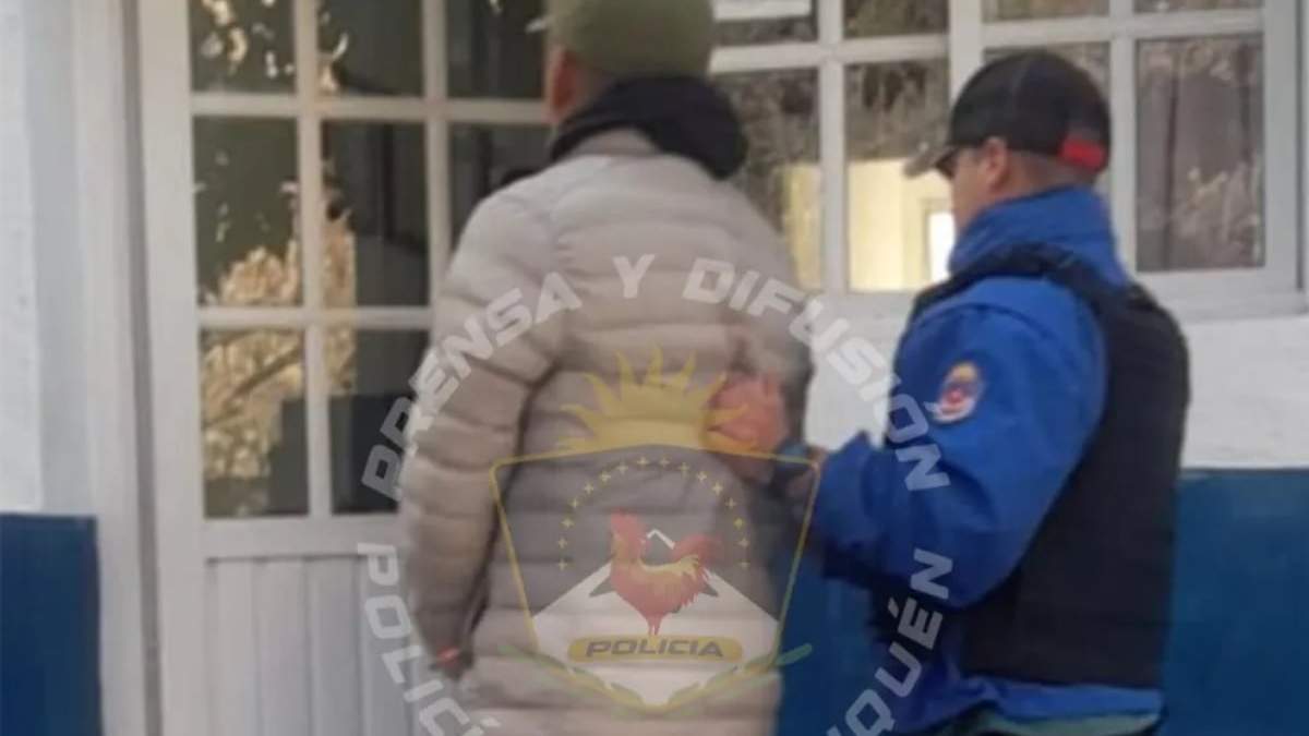 Un detenido durante el operativo. Fuente: (Policía del Neuquén)