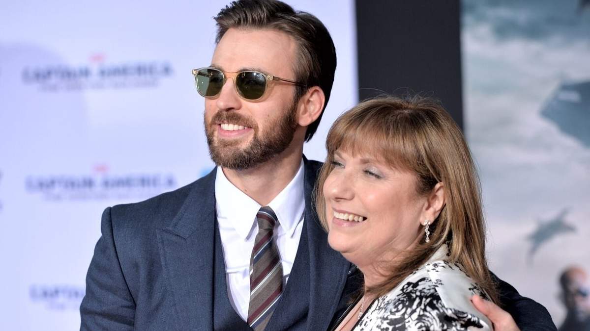 Chris Evans y su madre. Fuente: (Instagram)