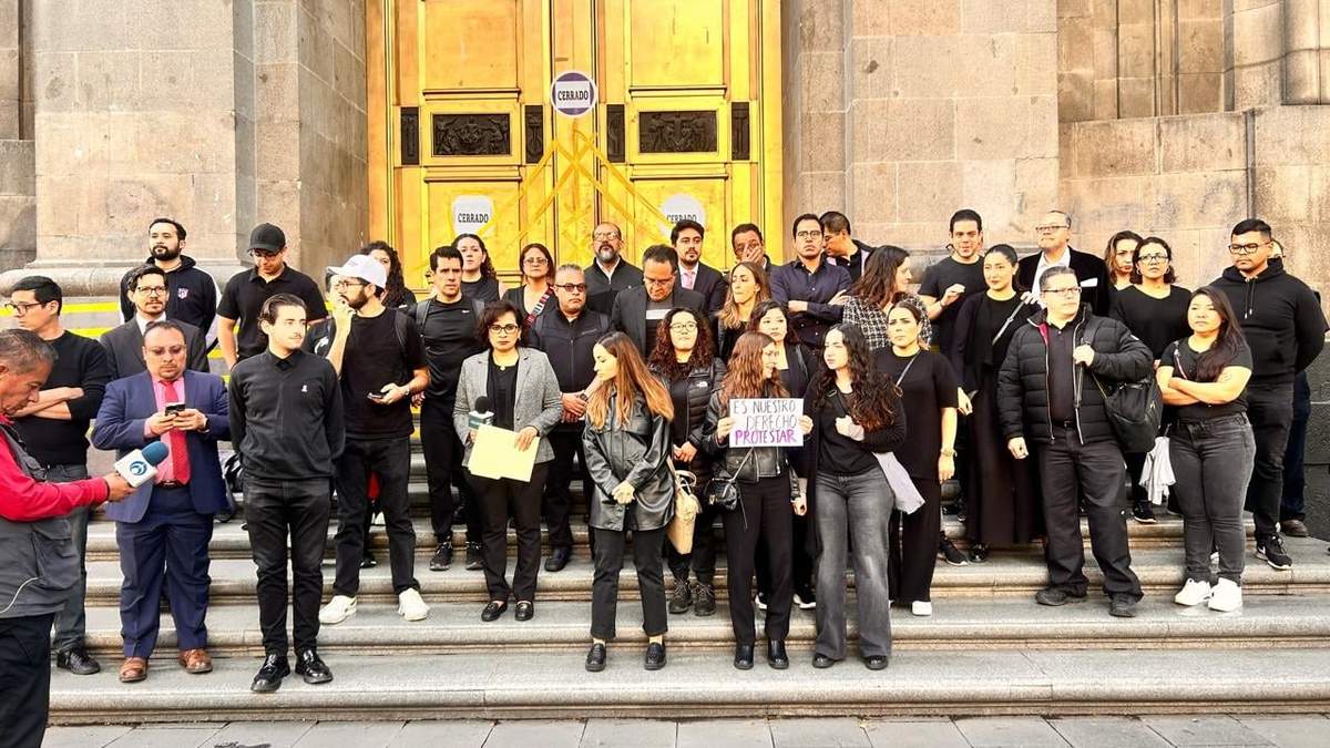 Desde las 8:00 horas de este miércoles, integrantes del Colegio de Secretarios de la SCJN cerraron los accesos del edificio sede del Máximo Tribunal