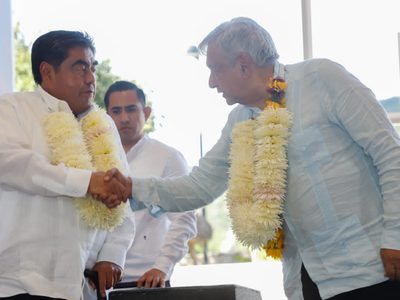 Maestros abuchean al gobernador Miguel Barbosa frente a AMLO en Puebla