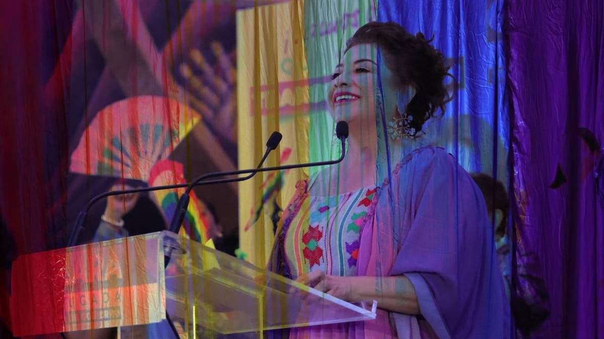 Clara Brugada durante un evento con la comunidad LGBT
