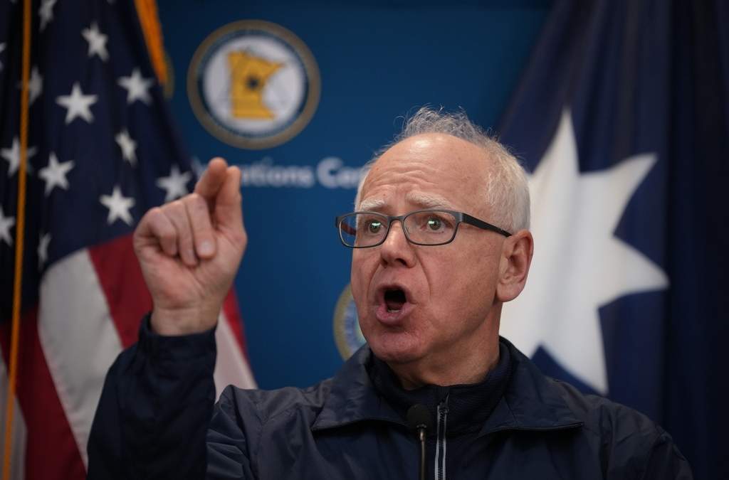 El gobernador Tim Walz habla durante una conferencia de prensa para responder al tiroteo que involucró a un agente federal el sábado 24 de enero de 2026, en el Centro Estatal de Operaciones de Emergencia en Blaine, Minnesota