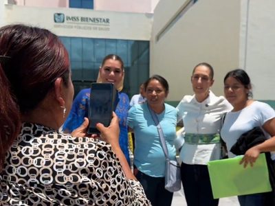 Habitantes de Guerrero reciben con bloqueo a Sheinbaum; los evade en helicóptero