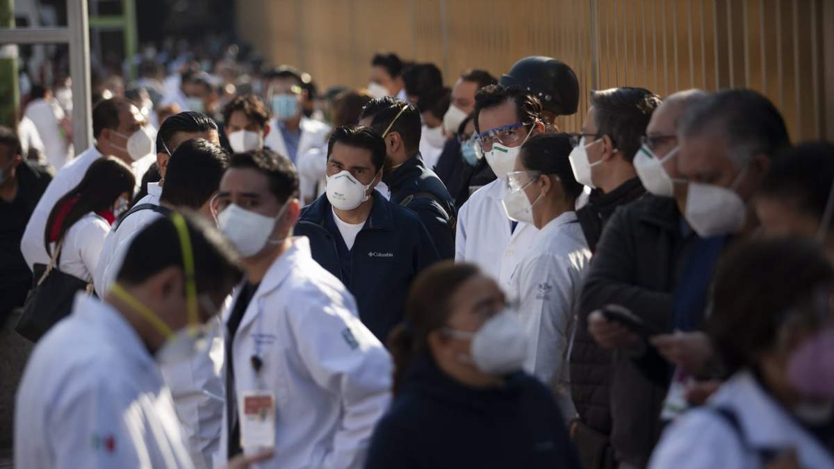 Médicos hacen fila para aplicarse la vacuna contra covid.19