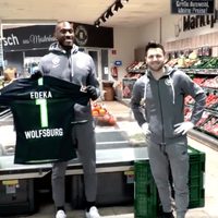 Jugadores del Wolfsburgo trabajaron en un supermercado por el coronavirus