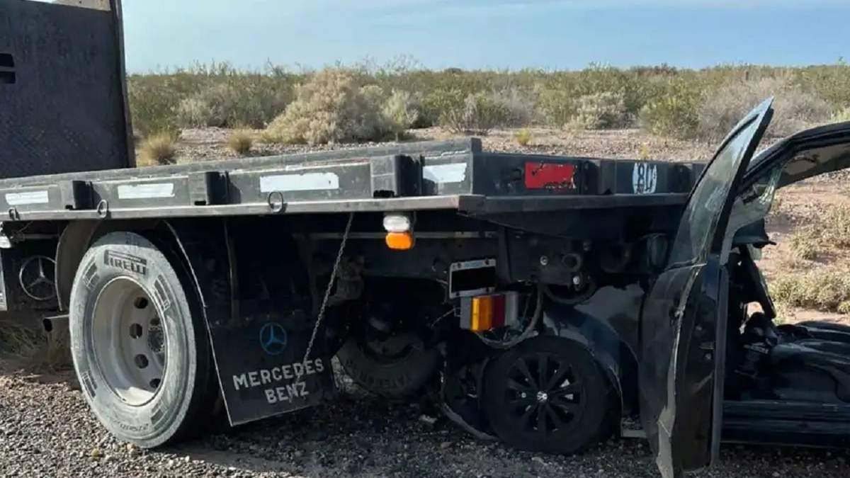 El VW Fox quedó incrustado bajo la caja playa del camión Mercedes Benz. Fuente (Bomberos Voluntarios de Plottier)