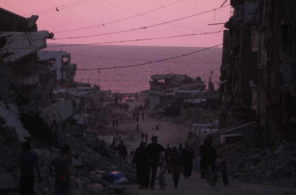 Palestinos caminan entre edificios destruidos en la ciudad de Gaza, el miércoles 3 de junio de 2026
