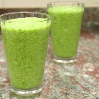 El batido verde con 5 ingredientes que te ayudará a desinflamar la panza y podés dividir en porciones para la semana