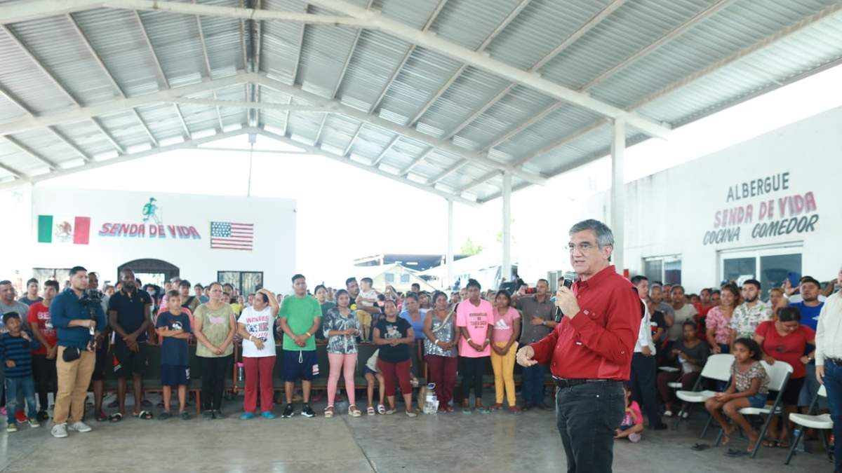 Visita el Gobernador a migrantes; les ofrece ayuda y protección