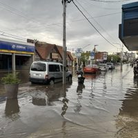 “Con el agua hasta la rodilla”: así está la ciudad de Neuquén en medio de la tormenta