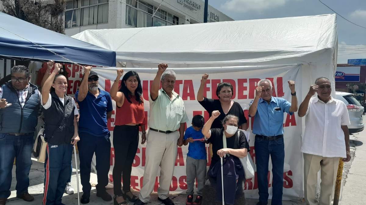 Trabajadores poblanos se manifestaron ante la sede de la STyPS