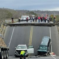 Colapsa puente en Manabí, Ecuador; hay tres heridos y vehículos atrapados