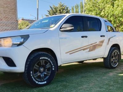 Robo en Centenario: desvalijaron dos departamentos y se llevaron una Toyota Hilux