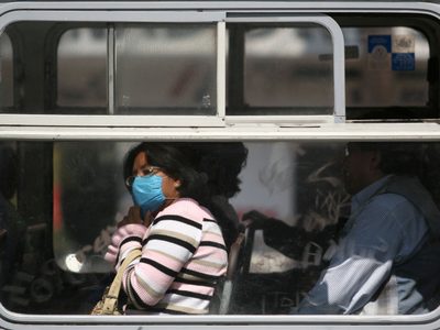 Hasta en 15 mil pesos venden cubrebocas por coronavirus