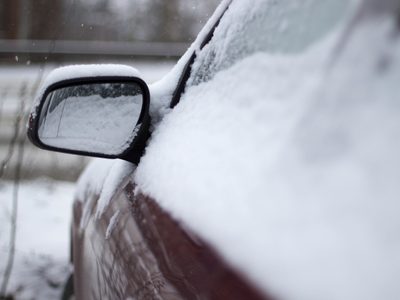No lo hagas: los errores más comunes al quitar el hielo del parabrisas
