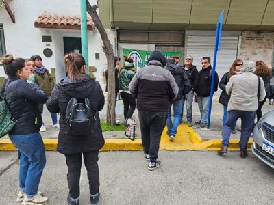 Trabajadores de la Secretaría de Obras Públicas bloquearon el Ministerio de Economía