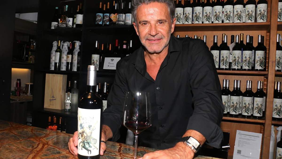 Osvaldo Laport tiene su Malbec. Fuente:(Twitter).