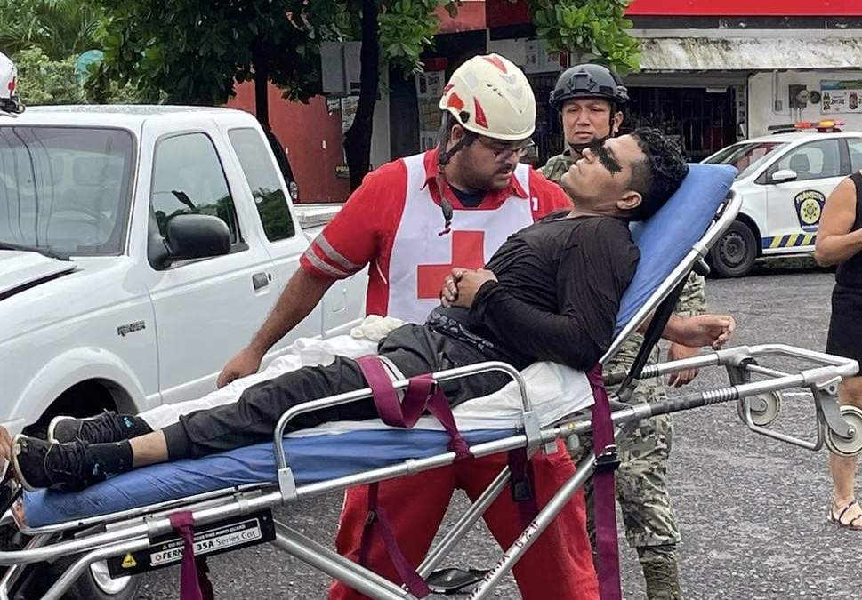 Presunto abusador sexual, identificado como R.M.G, siendo trasladado a un hospital