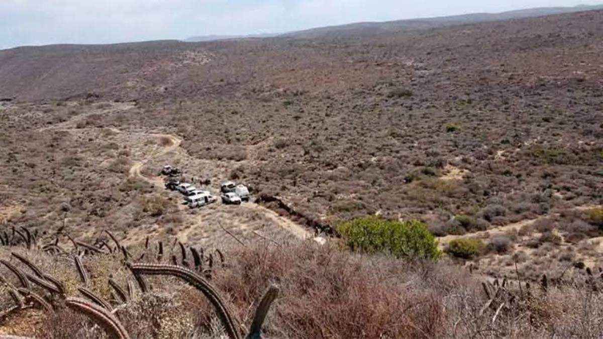 Autoridades en la zona de la fosa clandestina en Bahía de Los Ángeles, Baja California