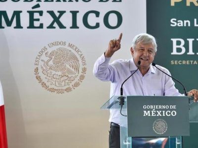 AMLO acepta renuncia de González Blanco; intolerables actos de prepotencia e influyentismo, dice