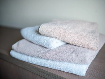 El secreto de la abuela con pocos ingredientes para eliminar las manchas de tintura de tus toallas