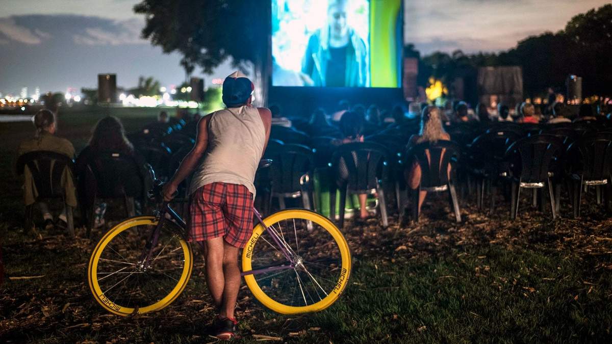 En la costa del río, cine a cielo abierto. Fuente: (Instagram)