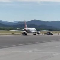 Hombre murió al ser succionado por el motor de un avión comercial (Video)