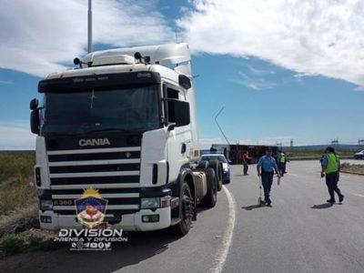 Perdió el control del camión y volcó en la ex Autovía Norte