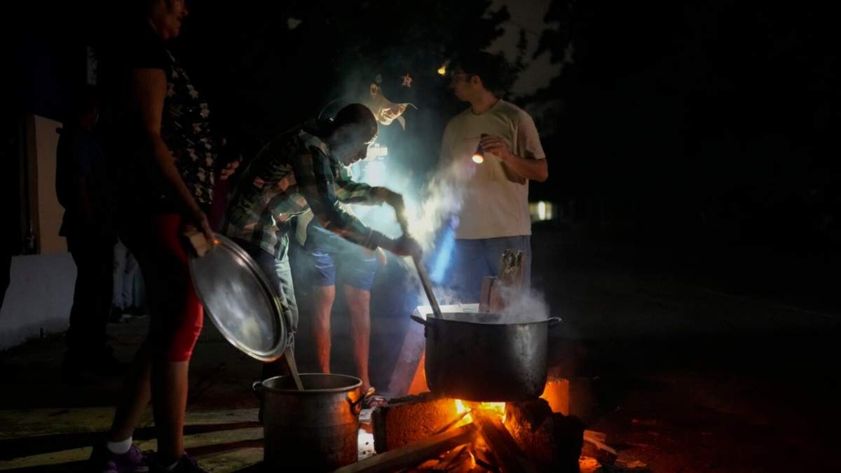 Personas preparan una sopa en una fogata durante un apagón que siguió a la falla de una importante planta energética en La Habana, Cuba