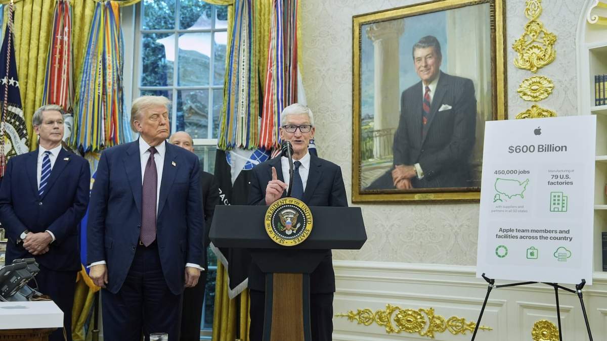 El director general de Apple, Tim Cook, habla mientras el presidente Donald Trump observa