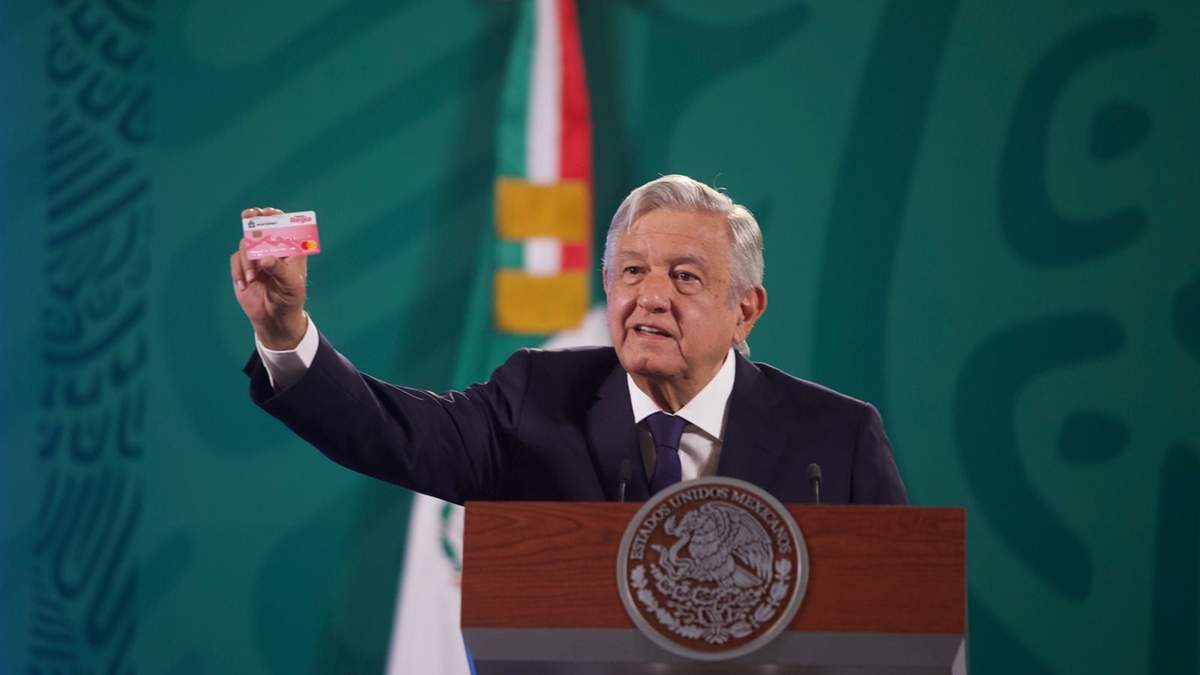 AMLO exhibió las tarjetas que ofrece el candidato del PRI en NL