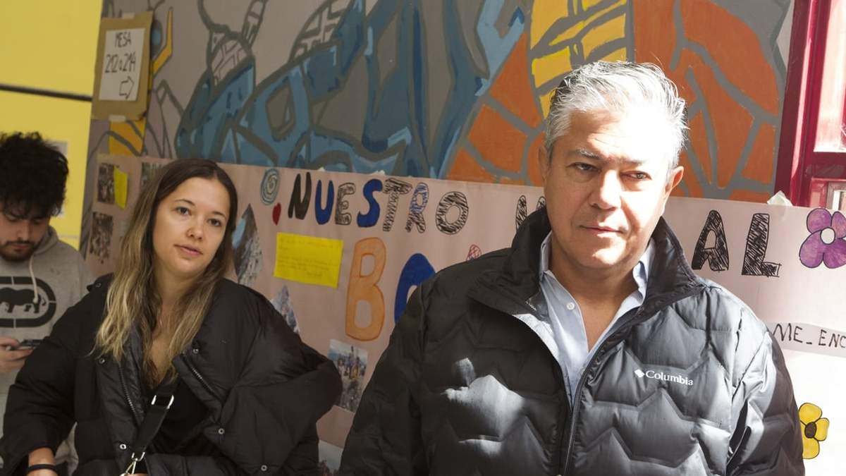 Rolando Figueroa mientras aguardaba su turno para votar en la Escuela 125. Fuente: (Emiliano Ortiz)