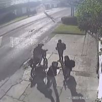 Joven sorprende a asaltantes y ataca a uno de ellos; el otro huyó (Video)