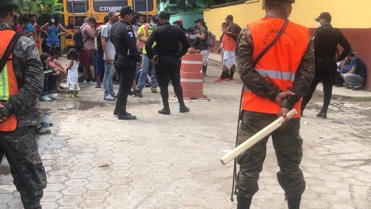 Policías de Guatemala vigilan a migrantes
