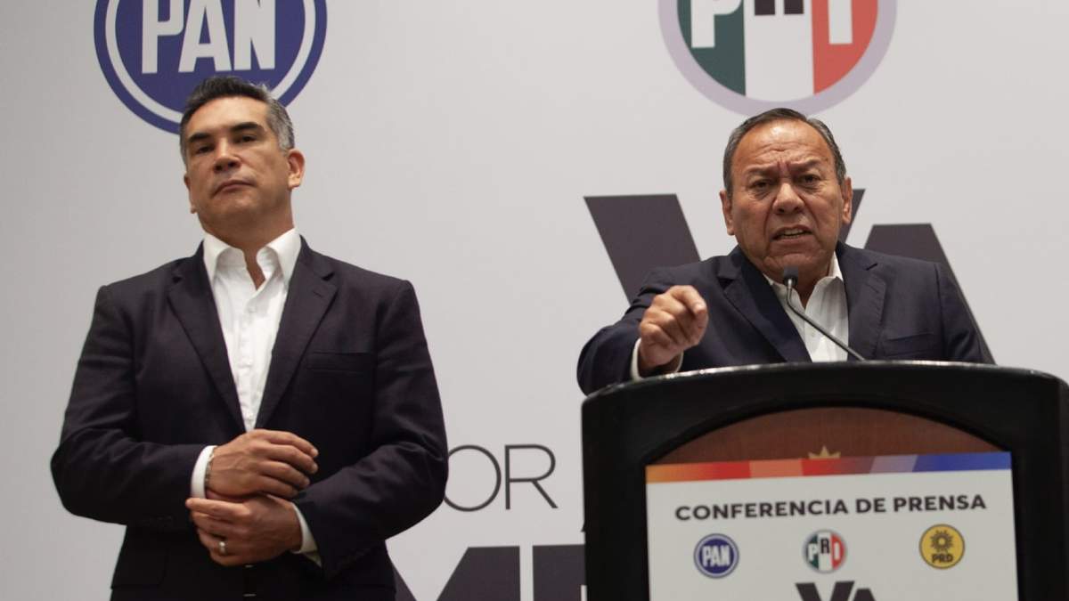 Alejandro Moreno y Jesús Zambrano en una reunión de Va por México en mayo pasado