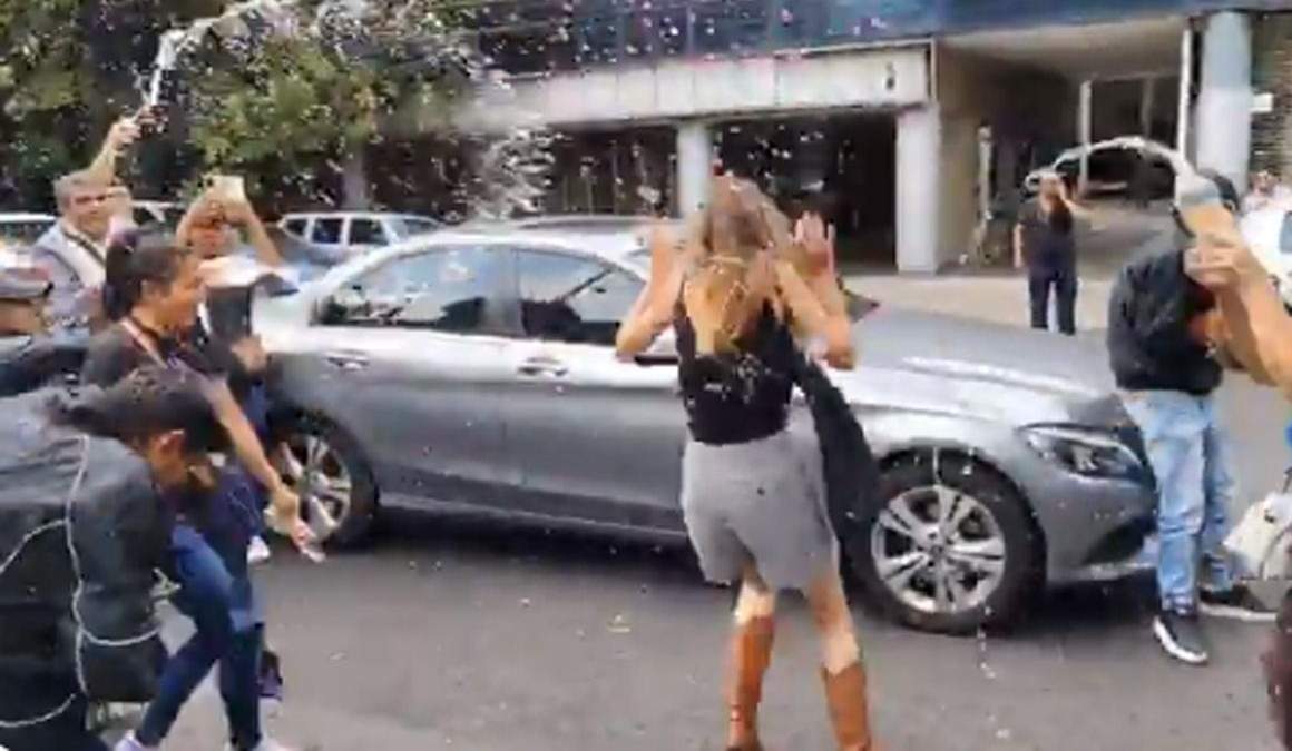 Ximena "N", conocida como “Lady Racista”, es agredida al salir de su audiencia en CDMX