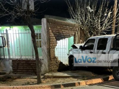 Violento accidente entre un auto y una camioneta dejó daños y un niño hospitalizado en Cutral Co