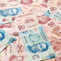 Frena peso racha de recuperación; dólar se oferta en $18.45