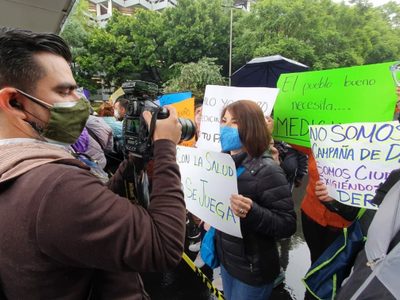 Tras bloqueo, padres de niños con cáncer liberan Terminal 1 del AICM