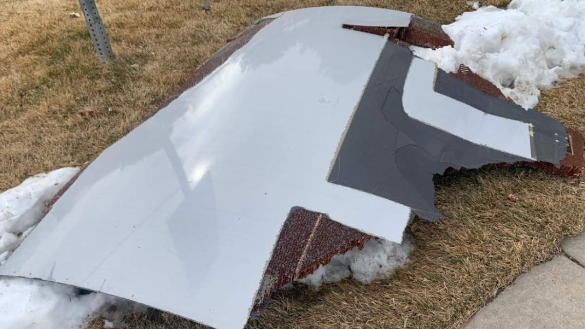 Restos del avión de United Airlines que cayeron sobre un suburbio de Denver