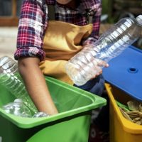 Solo con una botella plástica y sin gastar de más: creá este hermoso contenedor para tus cubiertos