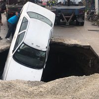 Dejan socavón sin acordonar en Ecatepec y caen dos vehículos