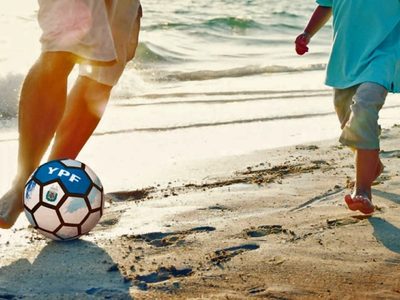 Apuesta a la industria nacional: YPF compró pelotas de fútbol fabricadas en el país