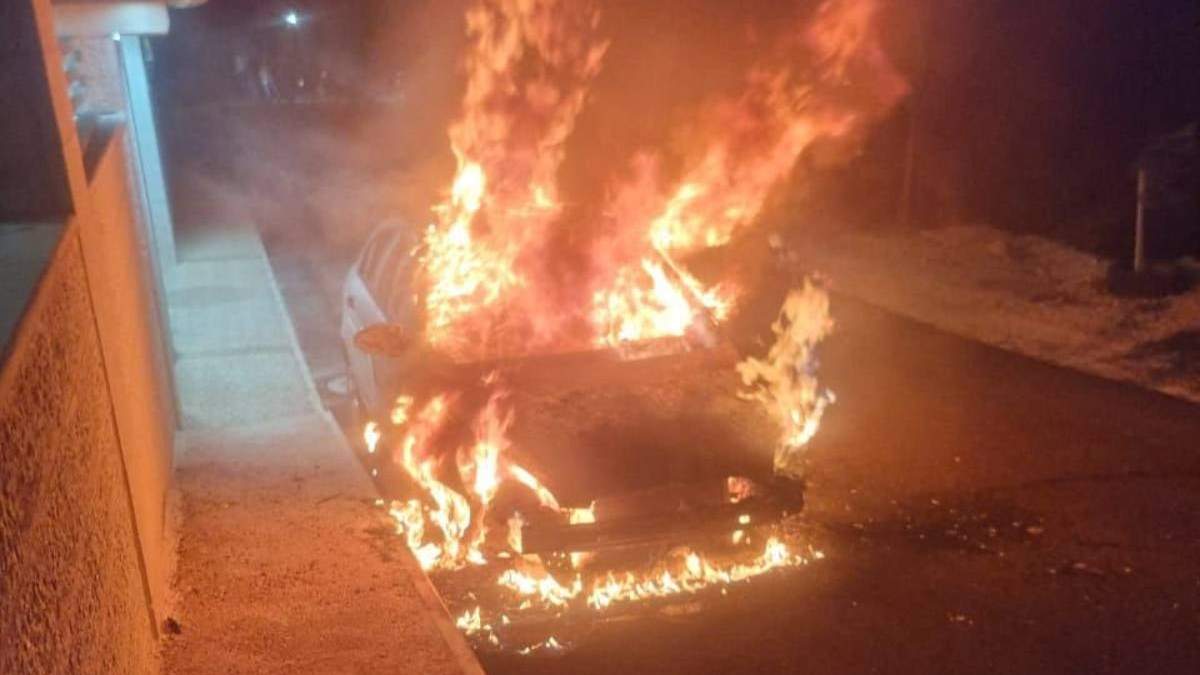Un vehículo incendiado por colonos israelíes en una comunidad cristiana en Cisjordania