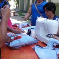 Trabajadoras de la cooperativa textil Traful Newen donaron su producción y exigieron un contrato para producir la indumentaria de la policía
