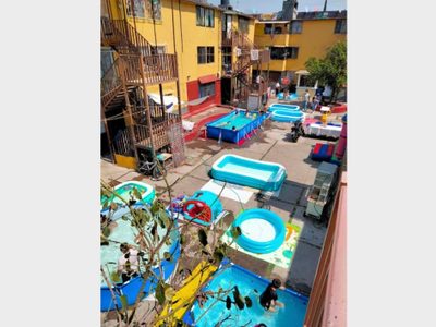 Vecinos de Tepito montan "parque acuático" en unidad habitacional (Video)