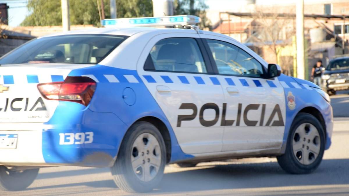 Efectivos policiales persiguieron a dos hombres que se dieron a la fuga en moto. Fuente: (Facebook)
