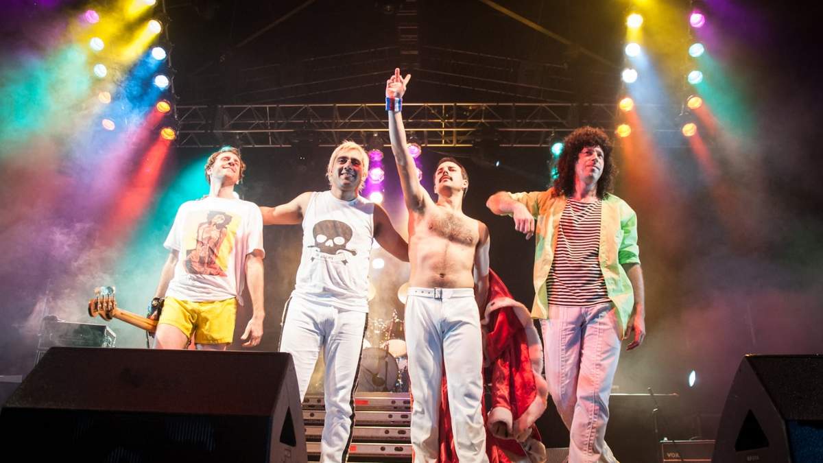 Queen revive en Dios salve a la Reina. Fuente; (Twitter)